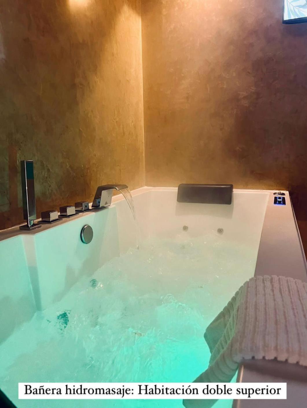 Cueva Luxe Las Calcetas Setenil De Las Bodegas Luaran gambar